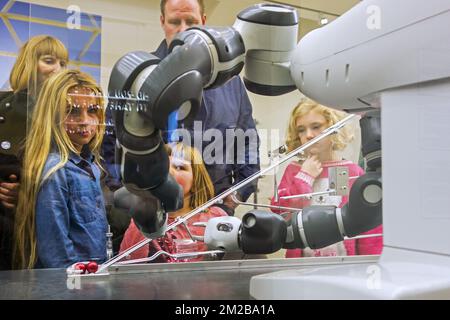 Neugierige Kinder schauen auf Demonstrationen mit industriellen Roboterarmen bei einer Ausstellung über Robotik und künstliche Intelligenz / KI | Enfants regardent démonstration d'un robot industriel Hängeausstellung betrifft la robotique et Intelligence artifizielle 26/11/2017 Stockfoto