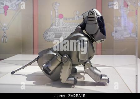 DAS ELEKTRONISCHE Haustier AIBO ERS-110 von Sony simuliert das Hundeverhalten | AIBO ERS-110, Chian robot de compagnie développé et Commercial gemäß Sony 26/11/2017 Stockfoto