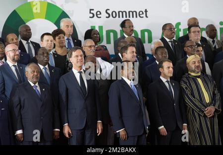 Der belgische Premierminister Charles Michel, der niederländische Premierminister Mark Rutte, der luxemburgische Premierminister Xavier Bettel, der französische Präsident Emmanuel Macron und der König Mohammed VI von Morroco posieren am ersten Tag eines Gipfels Europa-Afrika in Abidjan, Elfenbeinküste, für ein Familienfoto. Nach einem zweitägigen Besuch des Premierministers in Bamako (Mali) am Mittwoch, den 29. November 2017. BELGA FOTO BENOIT DOPPPAGNE Stockfoto