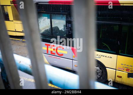 Abbildung zeigt TEC-Fahrzeuge vor einer Demonstration der Gewerkschaften des öffentlichen Dienstes am Donnerstag, den 30. November 2017 in Namur. BELGA FOTO BRUNO FAHY Stockfoto