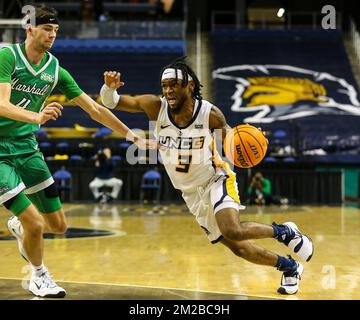 Greensboro Coliseum, Greensboro, NC, USA. 13.. Dezember 2022. UNC-Greensboro Senior Kobe Langley (3) fährt zum Korb gegen Marshall. NCAA-Basketballspiel zwischen Marshall University und UNC-Greensboro im Greensboro Coliseum, Greensboro, NC. Die Endpunktzahl war UNC-Greensboro 76 und Marshall 67. David Beach/CSM/Alamy Live News Stockfoto