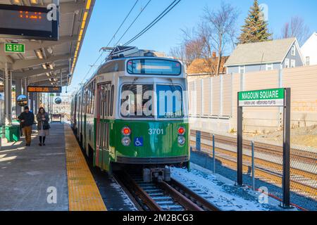 MBTA Green Line Kinki Sharyo Typ 7 Zug am Magoun Square Bahnhof in Somerville, Massachusetts, MA, USA. Green Line Extension wurde am 12. Dezember 2022 eröffnet. Stockfoto