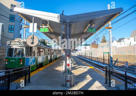 MBTA Green Line Kinki Sharyo Typ 7 Zug am Magoun Square Bahnhof in Somerville, Massachusetts, MA, USA. Green Line Extension wurde am 12. Dezember 2022 eröffnet. Stockfoto