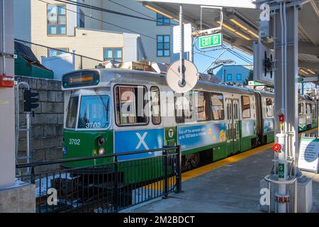 MBTA Green Line Kinki Sharyo Typ 7 Zug am Magoun Square Bahnhof in Somerville, Massachusetts, MA, USA. Green Line Extension wurde am 12. Dezember 2022 eröffnet. Stockfoto