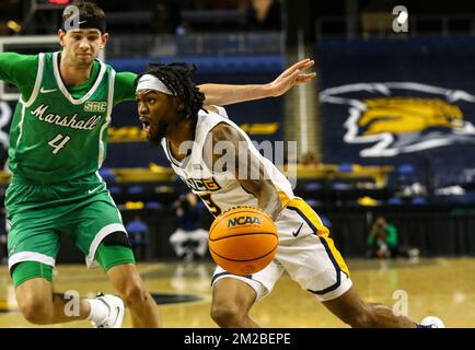 Greensboro Coliseum, Greensboro, NC, USA. 13.. Dezember 2022. UNC-Greensboro Senior Kobe Langley (3) fährt zum Korb gegen Marshall. NCAA-Basketballspiel zwischen Marshall University und UNC-Greensboro im Greensboro Coliseum, Greensboro, NC. Die Endpunktzahl war UNC-Greensboro 76 und Marshall 67. David Beach/CSM/Alamy Live News Stockfoto