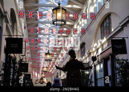 Queen Elizabeth II. Platinum Jubilee: Union Jack Flaggen auf der anderen Seite der Central Avenue des Covent Garden Market, London, England Stockfoto