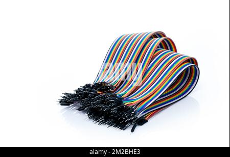 Flachbandkabel oder mehradriges planares Kabel auf weißem Hintergrund. Flachbandkabel mit Stiftsteckern. Mehrfarbiger Flachbandcomputer mit Anschlusskabel. Stockfoto