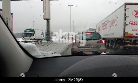 Illustration picture shows a traffic jam as cold temperatures sweep Belgium, Monday 11 December 2017. BELGA PHOTO AURORE MUDIAYI BUKASSA-BAETENS  Stockfoto