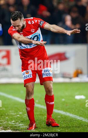 Kortrijks Idir Ouali feiert, nachdem er am Dienstag, den 12. Dezember 2017, während eines Endspiels des Croky Cup 1/4 zwischen KV Kortrijk und KAA Gent in Kortrijk einen Treffer erzielt hat. BELGA FOTO KURT DESPLENTER Stockfoto