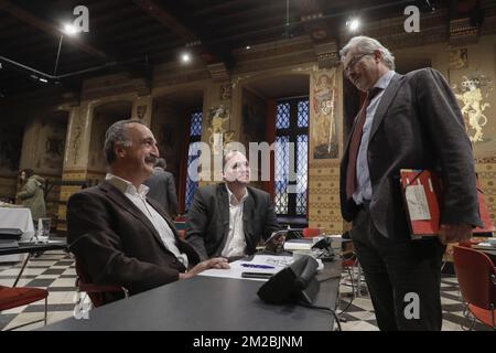 Watermael-Boitsfort / Watermaal-Bosvoorde Bürgermeister Ecolo Olivier Deleuze, Brüsseler Bürgermeister Philippe Close und Schaerbeek / Schaarbeek Bürgermeister Bernard Clerfayt, auf der Brüsseler Bürgermeisterkonferenz im Brüsseler Rathaus in Anwesenheit der Justiz- und Innenminister am Mittwoch, den 13. Dezember 2017. BELGA FOTO THIERRY ROGE Stockfoto