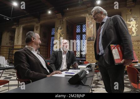 Watermael-Boitsfort / Watermaal-Bosvoorde Bürgermeister Ecolo Olivier Deleuze, Brüsseler Bürgermeister Philippe Close und Schaerbeek / Schaarbeek Bürgermeister Bernard Clerfayt, auf der Brüsseler Bürgermeisterkonferenz im Brüsseler Rathaus in Anwesenheit der Justiz- und Innenminister am Mittwoch, den 13. Dezember 2017. BELGA FOTO THIERRY ROGE Stockfoto