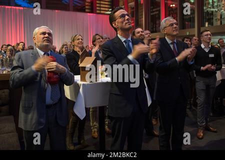 Katoen Natie CEO Fernand Huts, EDF Luminus CEO Gregoire Dallemagne und Vizeminister und Minister für Beschäftigung, Wirtschaft und Verbraucherschutz Kris Peeters, abgebildet bei der Eröffnung von Windkraftanlagen auf dem Gelände des Logistikunternehmens Katoen Natie in Kallo, Beveren, Donnerstag, den 14. Dezember 2017. BELGA FOTO LUC CLAESSEN Stockfoto