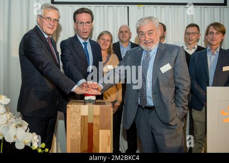 Vizepräsident und Minister für Beschäftigung, Wirtschaft und Verbraucherschutz Kris Peeters, CEO von EDF Luminus Gregoire Dallemagne und CEO von Katoen Natie Fernand Huts, abgebildet bei der Eröffnung von Windkraftanlagen auf dem Gelände des Logistikunternehmens Katoen Natie in Kallo, Beveren, Donnerstag, 14. Dezember 2017. BELGA FOTO LUC CLAESSEN Stockfoto