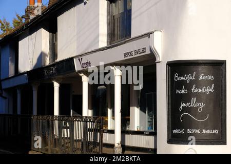 West Malling: Alte Läden mit weißen Kolonnaden in der West Street, West Malling, Kent, England Stockfoto