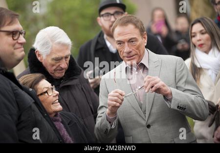 Belgischer Schauspieler Jean-Claude Van Damme, der auf seiner Statue in Anderlecht (Belgien, 15/12/2017) seine neue Amazon-Serie Jean-Claude Van Johnson vorstellt Stockfoto