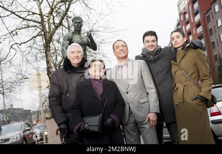 Belgischer Schauspieler Jean-Claude Van Damme mit seiner Familie, seinen Eltern und Kindern, der seine neue Amazon-Serie Jean-Claude Van Johnson auf seiner Statue in Anderlecht (Belgien, 15/12/2017) propagiert Stockfoto