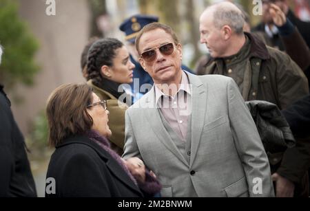 Belgischer Schauspieler Jean-Claude Van Damme, der auf seiner Statue in Anderlecht (Belgien, 15/12/2017) seine neue Amazon-Serie Jean-Claude Van Johnson vorstellt Stockfoto
