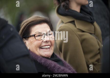 Eliana Van Varenbergh, Mutter des belgischen Schauspielers Jean-Claude Van Damme während seiner Werbeveranstaltung für seine neue Amazon-Serie Jean-Claude Van Johnson auf seiner Statue in Anderlecht (Belgien, 15./12. Dezember 2017) Stockfoto