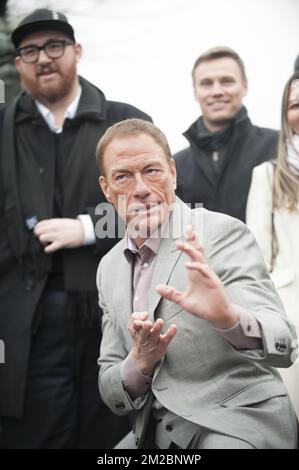 Belgischer Schauspieler Jean-Claude Van Damme, der auf seiner Statue in Anderlecht (Belgien, 15/12/2017) seine neue Amazon-Serie Jean-Claude Van Johnson vorstellt Stockfoto