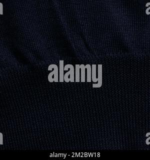 Strickelastikband auf dem marineblauen Wollpullover Stockfoto