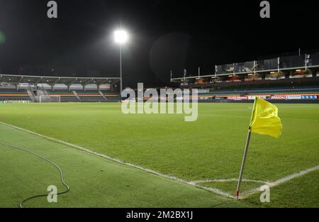 Die Abbildung zeigt den Wind, der vor dem Spiel der Jupiler Pro League zwischen KV Oostende und Racing Genk in Oostende am Mittwoch, den 27. Dezember 2017, am 21. Tag der Jupiler Pro League, der belgischen Fußballmeisterschaft 2017-2018, die Eckflagge weht. BELGA PHOTO VIRGINIE LEFOUR Stockfoto