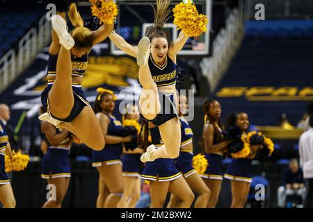 Greensboro Coliseum, Greensboro, NC, USA. 13.. Dezember 2022. UNC-Greensboro Cheerleaderin. NCAA-Basketballspiel zwischen Marshall University und UNC-Greensboro im Greensboro Coliseum, Greensboro, NC. Die Endpunktzahl war UNC-Greensboro 76 und Marshall 67. David Beach/CSM/Alamy Live News Stockfoto