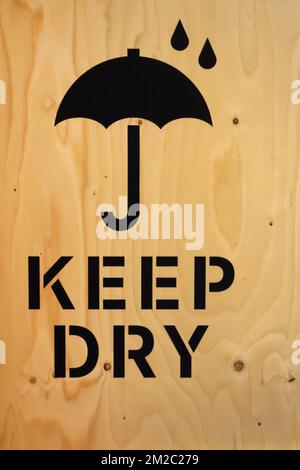 Wooden packaging box crate with keep dry text and umbrella sign / symbol | Caisse en bois avec symbole de parapluie, emballage de produit qui doit rester sec 07/01/2018 Stock Photo