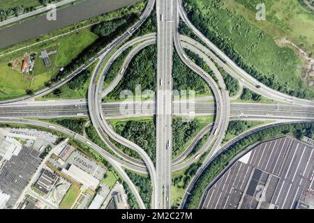 Luftaufnahme über Autobahnkreuz/Autobahnkreuz mit Zufahrtsstraßen zum Gewerbegebiet | Vue aérienne d'un echangeur Autoroutier 07/01/2018 Stockfoto