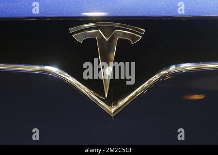 Tesla-Logo, abgebildet auf der Brüsseler Motormesse 96., auf der Brüsseler Expo, am Sonntag, den 14. Januar 2018, in Brüssel. BELGA FOTO NICOLAS MAETERLINCK Stockfoto