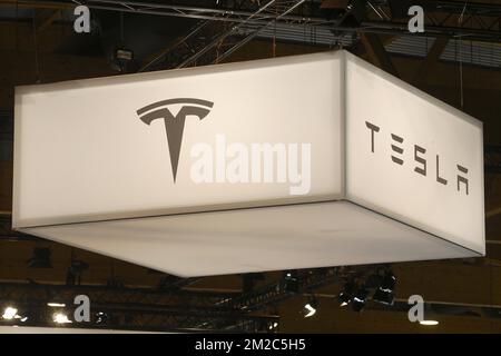 Tesla-Logo, abgebildet auf der Brüsseler Motormesse 96., auf der Brüsseler Expo, am Sonntag, den 14. Januar 2018, in Brüssel. BELGA FOTO NICOLAS MAETERLINCK Stockfoto