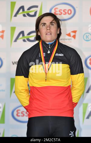 Belgische Sanne Cant , Goldmedaillengewinnerin auf dem Podium, nachdem sie das Frauenrennen bei der belgischen Nationalmeisterschaft Cyclocross gewonnen hat, Sonntag, den 14. Januar 2018 in Koksijde. BELGA FOTO DAVID STOCKMANlea nouveaux Stockfoto