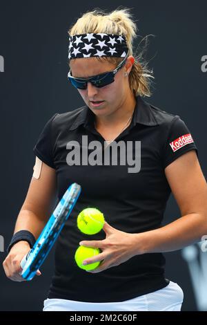 Kirsten Flipkens gewinnt ein Tennisspiel zwischen belgischem Kirsten Flipkens (WTA 74) und US Alison Riske (WTA 70), in der ersten Runde des Frauen-Singles-Turniers beim „Australian Open“ Tennis Grand Slam, Montag, 15. Januar 2018 in Melbourne, Australien. Der erste Grand Slam der Saison findet vom 15. Bis 28. Januar statt. BELGA FOTO PATRICK HAMILTON Stockfoto