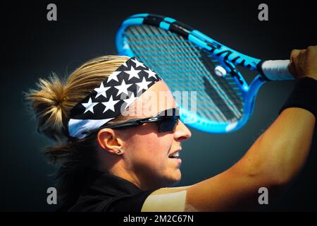 Belgische Kirsten Flipkens (WTA 74) in Aktion während eines Tennisspiels gegen US Alison Riske (WTA 70), in der ersten Runde des Frauen-Singles-Turniers beim „Australian Open“ Tennis Grand Slam, Montag, 15. Januar 2018 in Melbourne, Australien. Der erste Grand Slam der Saison findet vom 15. Bis 28. Januar statt. BELGA FOTO PATRICK HAMILTON Stockfoto