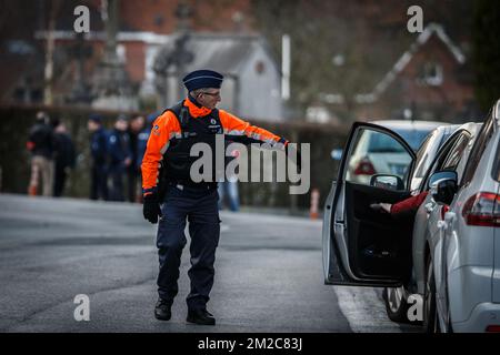 Polizeifoto am Schauplatz der Rekonstruktion des Mordes an Mouscron, Bürgermeister Alfred Gadenne, auf dem Friedhof "Cimetiere de Luingne" in Mouscron, Mittwoch, den 17. Januar 2018. Am Dienstagabend, dem 11.. September, schloss der 71-jährige Gadenne die Tore des Friedhofs gegenüber seinem Haus, wo ihm die Kehle aufgeschlitzt wurde. Der Angreifer hat sich nach den Fakten der Polizei gestellt. BELGA FOTO KURT DESPLENTER Stockfoto
