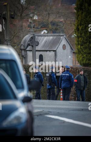 Polizeifoto am Schauplatz der Rekonstruktion des Mordes an Mouscron, Bürgermeister Alfred Gadenne, auf dem Friedhof "Cimetiere de Luingne" in Mouscron, Mittwoch, den 17. Januar 2018. Am Dienstagabend, dem 11.. September, schloss der 71-jährige Gadenne die Tore des Friedhofs gegenüber seinem Haus, wo ihm die Kehle aufgeschlitzt wurde. Der Angreifer hat sich nach den Fakten der Polizei gestellt. BELGA FOTO KURT DESPLENTER Stockfoto