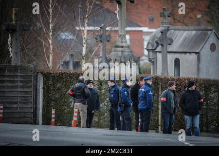 Polizeifoto am Schauplatz der Rekonstruktion des Mordes an Mouscron, Bürgermeister Alfred Gadenne, auf dem Friedhof "Cimetiere de Luingne" in Mouscron, Mittwoch, den 17. Januar 2018. Am Dienstagabend, dem 11.. September, schloss der 71-jährige Gadenne die Tore des Friedhofs gegenüber seinem Haus, wo ihm die Kehle aufgeschlitzt wurde. Der Angreifer hat sich nach den Fakten der Polizei gestellt. BELGA FOTO KURT DESPLENTER Stockfoto