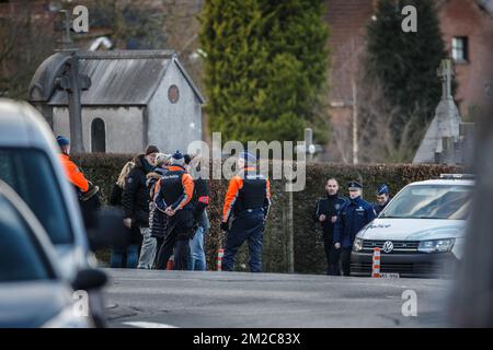 Polizeifoto am Schauplatz der Rekonstruktion des Mordes an Mouscron, Bürgermeister Alfred Gadenne, auf dem Friedhof "Cimetiere de Luingne" in Mouscron, Mittwoch, den 17. Januar 2018. Am Dienstagabend, dem 11.. September, schloss der 71-jährige Gadenne die Tore des Friedhofs gegenüber seinem Haus, wo ihm die Kehle aufgeschlitzt wurde. Der Angreifer hat sich nach den Fakten der Polizei gestellt. BELGA FOTO KURT DESPLENTER Stockfoto