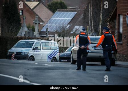 Polizeifoto am Schauplatz der Rekonstruktion des Mordes an Mouscron, Bürgermeister Alfred Gadenne, auf dem Friedhof "Cimetiere de Luingne" in Mouscron, Mittwoch, den 17. Januar 2018. Am Dienstagabend, dem 11.. September, schloss der 71-jährige Gadenne die Tore des Friedhofs gegenüber seinem Haus, wo ihm die Kehle aufgeschlitzt wurde. Der Angreifer hat sich nach den Fakten der Polizei gestellt. BELGA FOTO KURT DESPLENTER Stockfoto