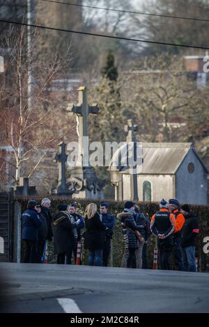 Polizeifoto am Schauplatz der Rekonstruktion des Mordes an Mouscron, Bürgermeister Alfred Gadenne, auf dem Friedhof "Cimetiere de Luingne" in Mouscron, Mittwoch, den 17. Januar 2018. Am Dienstagabend, dem 11.. September, schloss der 71-jährige Gadenne die Tore des Friedhofs gegenüber seinem Haus, wo ihm die Kehle aufgeschlitzt wurde. Der Angreifer hat sich nach den Fakten der Polizei gestellt. BELGA FOTO KURT DESPLENTER Stockfoto
