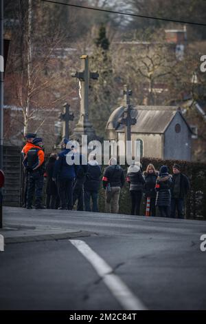 Polizeifoto am Schauplatz der Rekonstruktion des Mordes an Mouscron, Bürgermeister Alfred Gadenne, auf dem Friedhof "Cimetiere de Luingne" in Mouscron, Mittwoch, den 17. Januar 2018. Am Dienstagabend, dem 11.. September, schloss der 71-jährige Gadenne die Tore des Friedhofs gegenüber seinem Haus, wo ihm die Kehle aufgeschlitzt wurde. Der Angreifer hat sich nach den Fakten der Polizei gestellt. BELGA FOTO KURT DESPLENTER Stockfoto