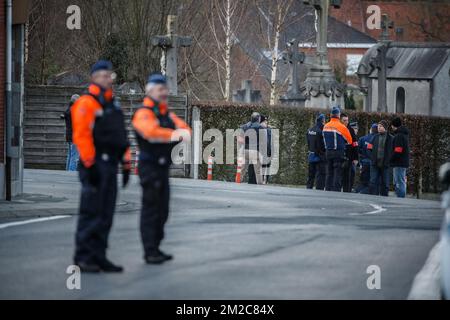 Polizeifoto am Schauplatz der Rekonstruktion des Mordes an Mouscron, Bürgermeister Alfred Gadenne, auf dem Friedhof "Cimetiere de Luingne" in Mouscron, Mittwoch, den 17. Januar 2018. Am Dienstagabend, dem 11.. September, schloss der 71-jährige Gadenne die Tore des Friedhofs gegenüber seinem Haus, wo ihm die Kehle aufgeschlitzt wurde. Der Angreifer hat sich nach den Fakten der Polizei gestellt. BELGA FOTO KURT DESPLENTER Stockfoto