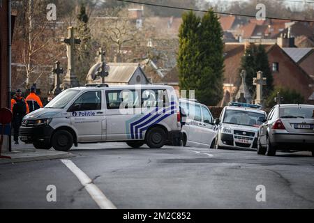 Polizeifoto am Schauplatz der Rekonstruktion des Mordes an Mouscron, Bürgermeister Alfred Gadenne, auf dem Friedhof "Cimetiere de Luingne" in Mouscron, Mittwoch, den 17. Januar 2018. Am Dienstagabend, dem 11.. September, schloss der 71-jährige Gadenne die Tore des Friedhofs gegenüber seinem Haus, wo ihm die Kehle aufgeschlitzt wurde. Der Angreifer hat sich nach den Fakten der Polizei gestellt. BELGA FOTO KURT DESPLENTER Stockfoto