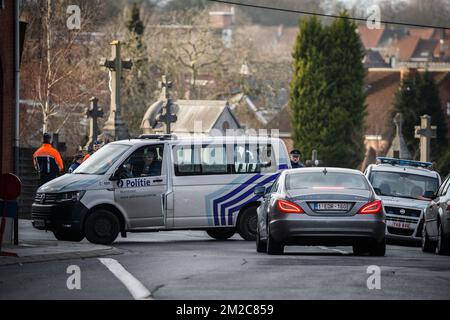 Polizeifoto am Schauplatz der Rekonstruktion des Mordes an Mouscron, Bürgermeister Alfred Gadenne, auf dem Friedhof "Cimetiere de Luingne" in Mouscron, Mittwoch, den 17. Januar 2018. Am Dienstagabend, dem 11.. September, schloss der 71-jährige Gadenne die Tore des Friedhofs gegenüber seinem Haus, wo ihm die Kehle aufgeschlitzt wurde. Der Angreifer hat sich nach den Fakten der Polizei gestellt. BELGA FOTO KURT DESPLENTER Stockfoto