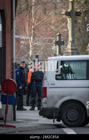 Polizeifoto am Schauplatz der Rekonstruktion des Mordes an Mouscron, Bürgermeister Alfred Gadenne, auf dem Friedhof "Cimetiere de Luingne" in Mouscron, Mittwoch, den 17. Januar 2018. Am Dienstagabend, dem 11.. September, schloss der 71-jährige Gadenne die Tore des Friedhofs gegenüber seinem Haus, wo ihm die Kehle aufgeschlitzt wurde. Der Angreifer hat sich nach den Fakten der Polizei gestellt. BELGA FOTO KURT DESPLENTER Stockfoto