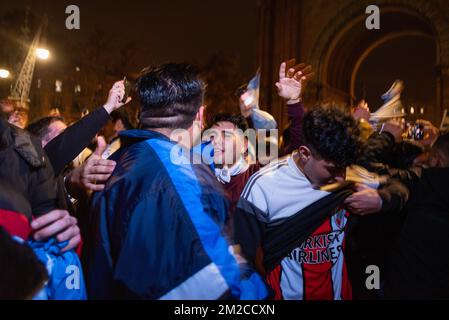 Barcelona, Spain. 13th Dec, 2022. The crowd is seen jumping and chanting during the celebrations for the victory of the Argentina football team over Croatia at the city center after the football match. The Argentinian team, led by Messi, beat Croatia 3-0, qualifying for the finals, for the first time since 2014. (Photo by Davide Bonaldo/SOPA Images/Sipa USA) Credit: Sipa USA/Alamy Live News Stockfoto