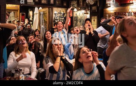 Barcelona, Spain. 13th Dec, 2022. Argentina fans complain about a foul on Lionel Messi during the semi-final match against Croatia. About 100 Argentinians gathered on Tuesday 13 November at the Sonora bar in Barcelona to cheer their national team which after beating Croatia 3-0 with a goal from Messi qualified for the final of the football World Cup. Credit: SOPA Images Limited/Alamy Live News Stockfoto