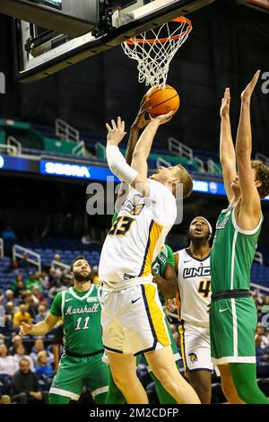 Greensboro Coliseum, Greensboro, NC, USA. 13.. Dezember 2022. UNC-Greensboro Senior Bas Leyte (33) stellt sich gegen Marshall auf. NCAA-Basketballspiel zwischen Marshall University und UNC-Greensboro im Greensboro Coliseum, Greensboro, NC. Die Endpunktzahl war UNC-Greensboro 76 und Marshall 67. David Beach/CSM/Alamy Live News Stockfoto