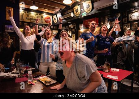 Barcelona, Spain. 13th Dec, 2022. Argentinian euphoria react at Barcelona's Sonora bar after the Albiceleste's first goal About 100 Argentinians gathered on Tuesday 13 November at the Sonora bar in Barcelona to cheer their national team which after beating Croatia 3-0 with a goal from Messi qualified for the final of the football World Cup. Credit: SOPA Images Limited/Alamy Live News Stockfoto