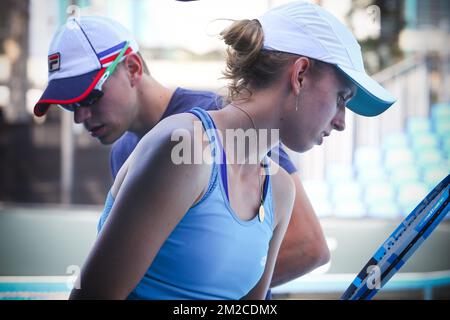 Robbe Ceyssens, Coach und Partner von Elise Mertens und Mertens, wurde vor ihrem Halbfinalspiel bei einem Fraueneinzelturnier des „Australian Open“ Tennis Grand Slam, Mittwoch, den 24. Januar 2018 in Melbourne Park, Australien, in einem Training vorgestellt. Der erste Grand Slam der Saison findet vom 15. Bis 28. Januar statt. BELGA FOTO PATRICK HAMILTON Stockfoto