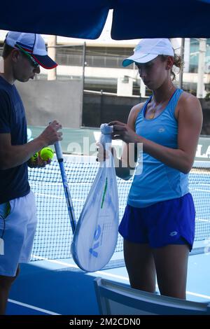 Robbe Ceyssens, Coach und Partner von Elise Mertens und Mertens, wurde vor ihrem Halbfinalspiel bei einem Fraueneinzelturnier des „Australian Open“ Tennis Grand Slam, Mittwoch, den 24. Januar 2018 in Melbourne Park, Australien, in einem Training vorgestellt. Der erste Grand Slam der Saison findet vom 15. Bis 28. Januar statt. BELGA FOTO PATRICK HAMILTON Stockfoto